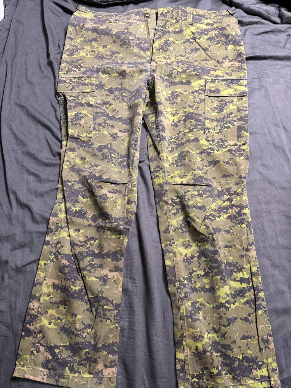 Men's Digital Camo Cargo Pants in Olive/Black